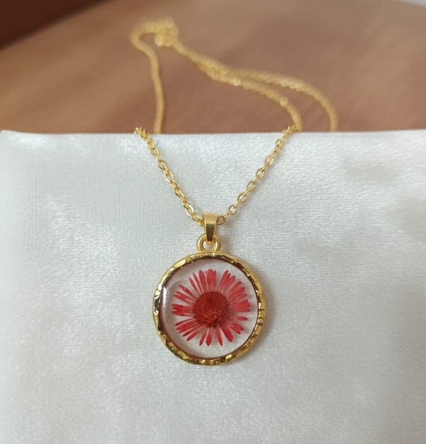 Real Aster Flower Round Resin Pendant with Gold Anti-Tarnish Chain