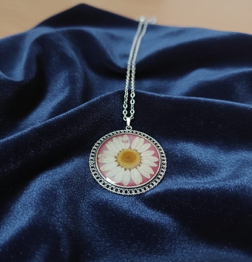 Real Preserved Daisy Round Resin Pendant with Silver Anti-Tarnish Chain