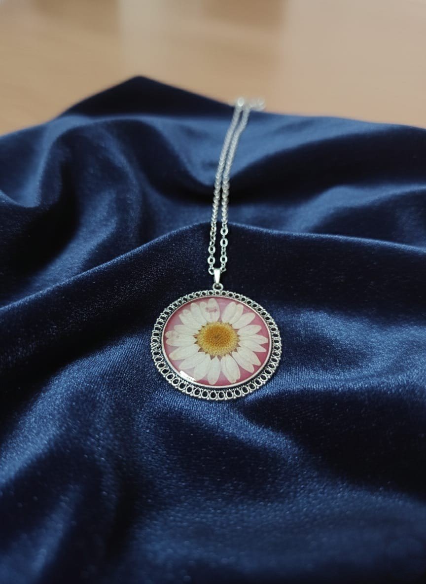 Real Preserved Daisy Round Resin Pendant with Silver Anti-Tarnish Chain