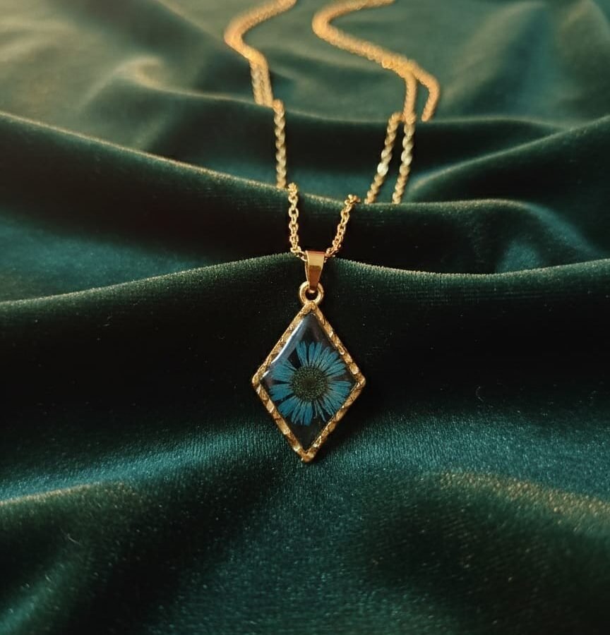 Diamond-Shaped Aster Flower Resin Pendant – Gold Anti-Tarnish Jewellery