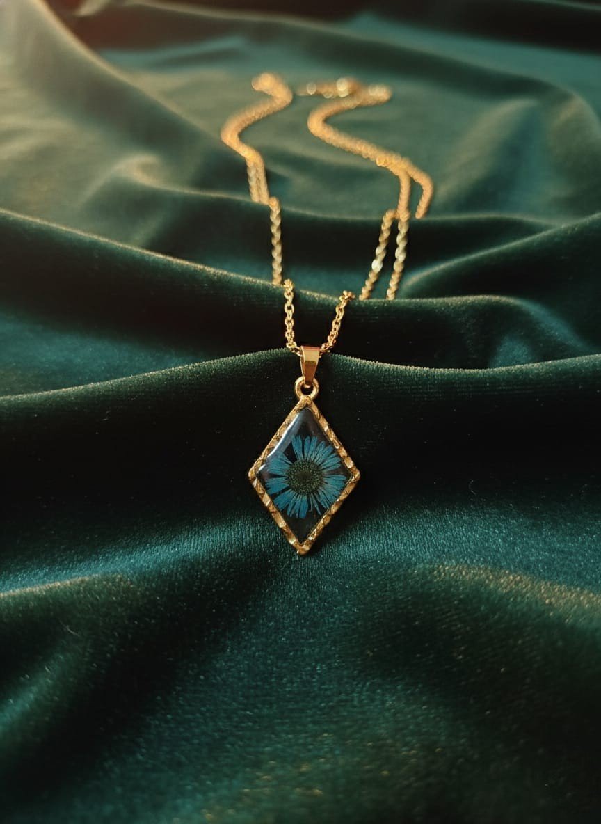 Diamond-Shaped Aster Flower Resin Pendant – Gold Anti-Tarnish Jewellery
