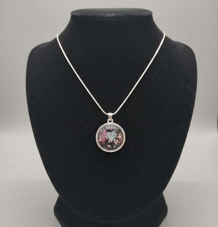 Elegant Floral Resin Round Pendant Necklace Set with Queen’s Breath & Forget-Me-Not