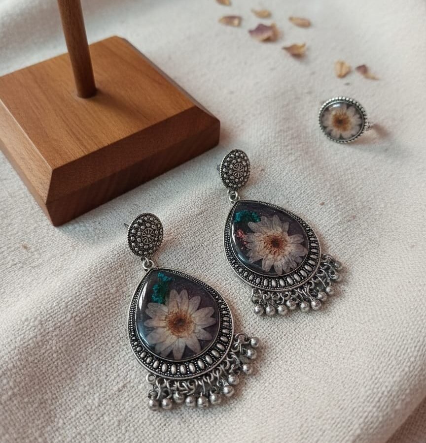 Real Dried Flower Resin Teardrop Earrings – 2 Layer Vintage Silver Floral Jewelry (Grey Base)