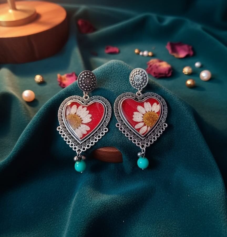 Real Daisy Floral Resin Heart Drop Earrings – Handmade Vintage Jewelry