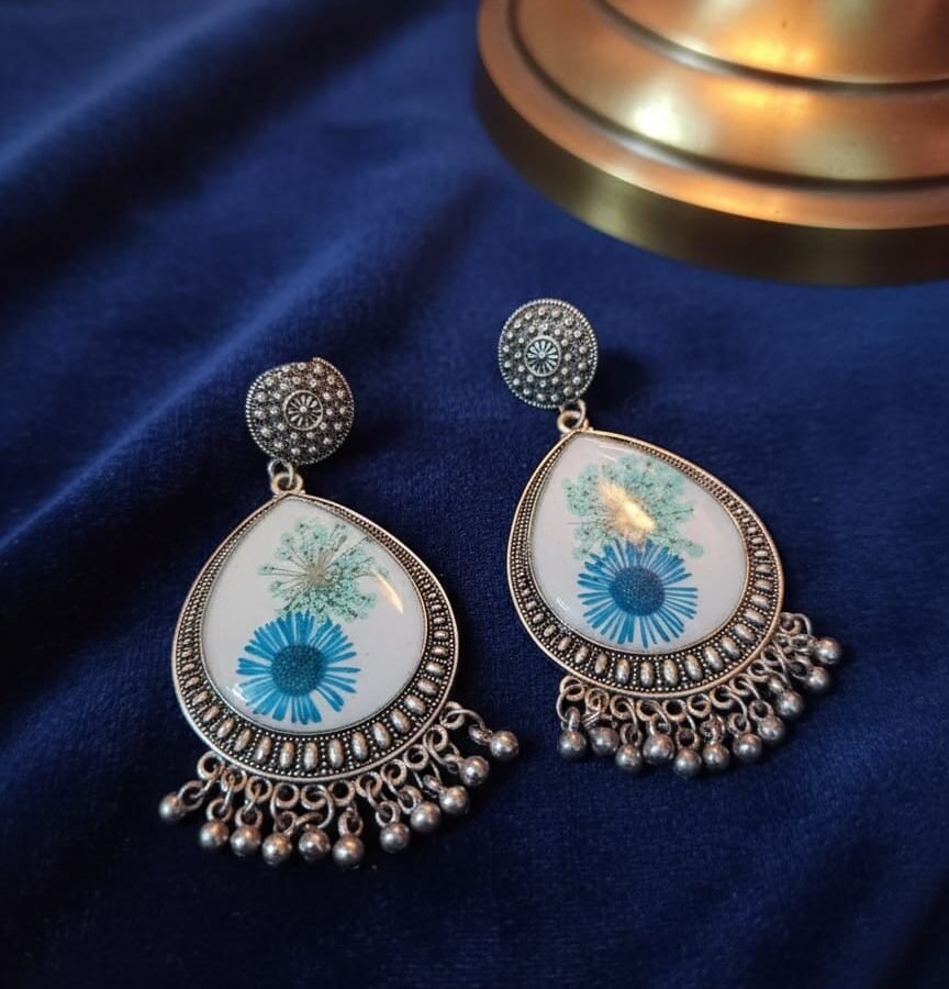 Crystal Clear Resin Earrings with Original Preserved Flowers – Nature-Inspired Jewelry