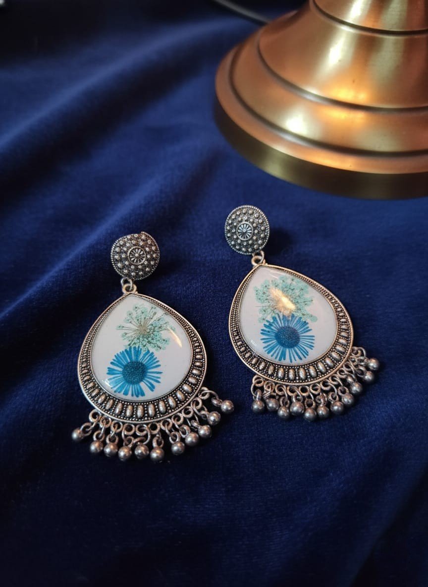 Crystal Clear Resin Earrings with Original Preserved Flowers – Nature-Inspired Jewelry