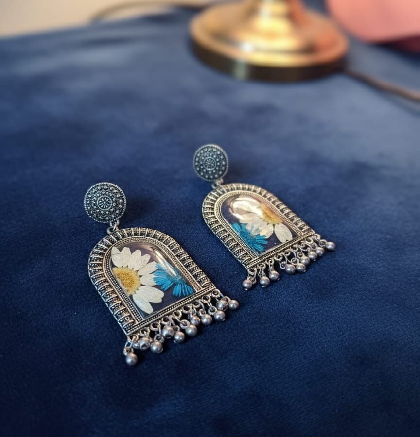 Pressed White Daisy & Blue Aster Resin Earrings – Vintage Silver Floral Dangle Jewelry