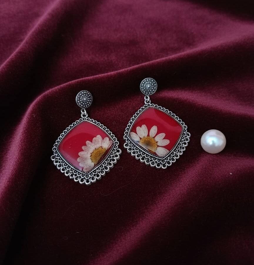Real White Daisy Resin Square Dangle Jhumka Earrings – Vintage Silver Botanical Jewelry