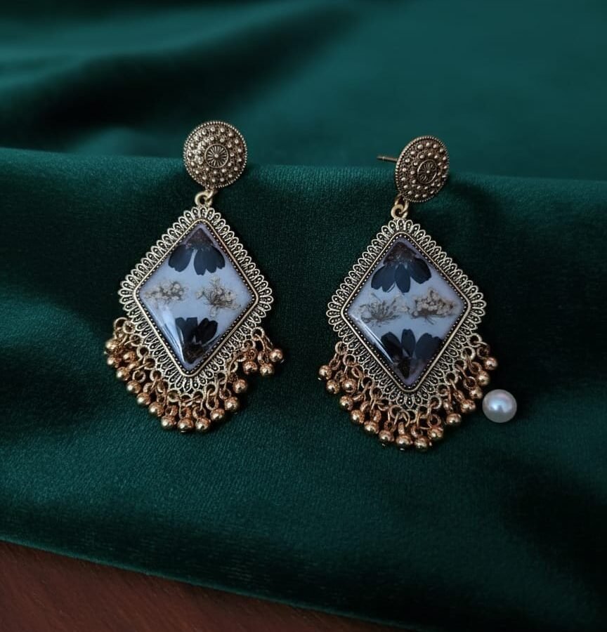 Real Black Daisy & White Queen Anne’s Breath Resin Diamond Earrings – 2 Layer Vintage Gold Floral Statement Jewelry (White Base)