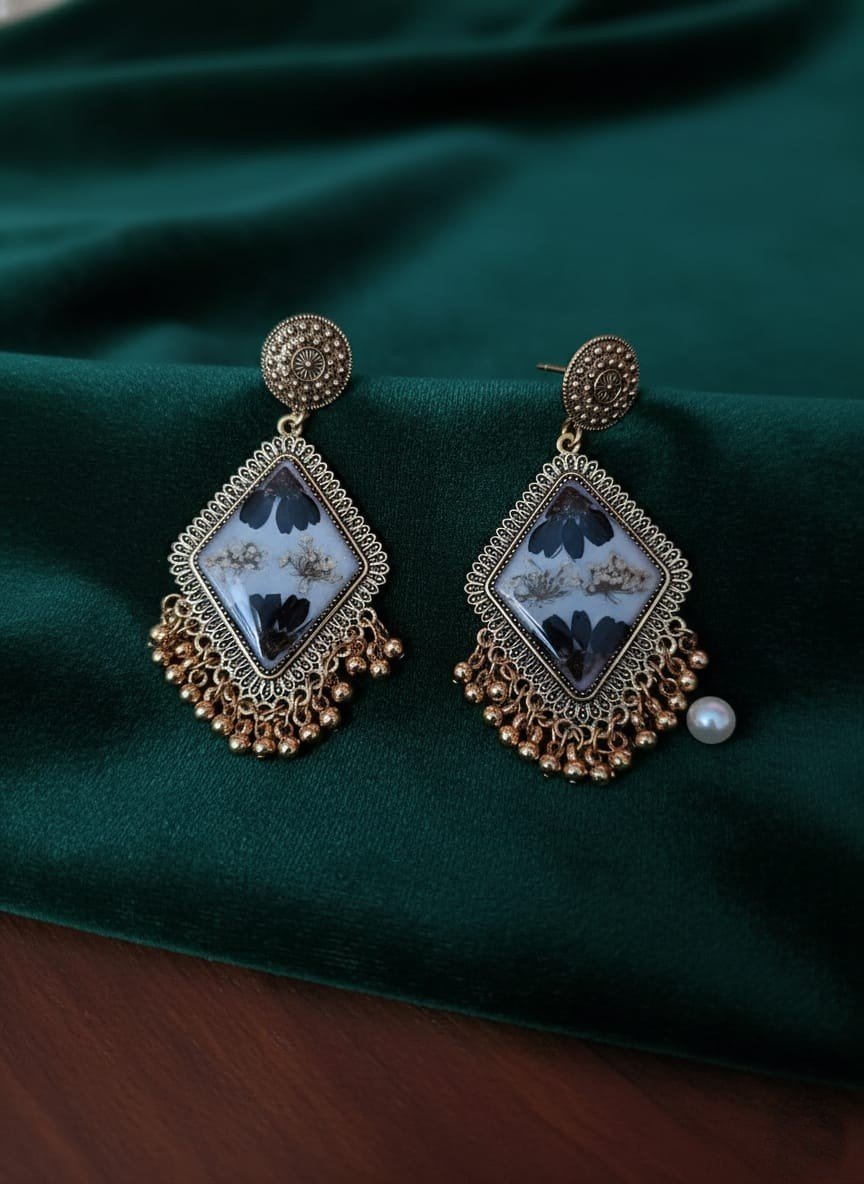 Real Black Daisy & White Queen Anne’s Breath Resin Diamond Earrings – 2 Layer Vintage Gold Floral Statement Jewelry (White Base)